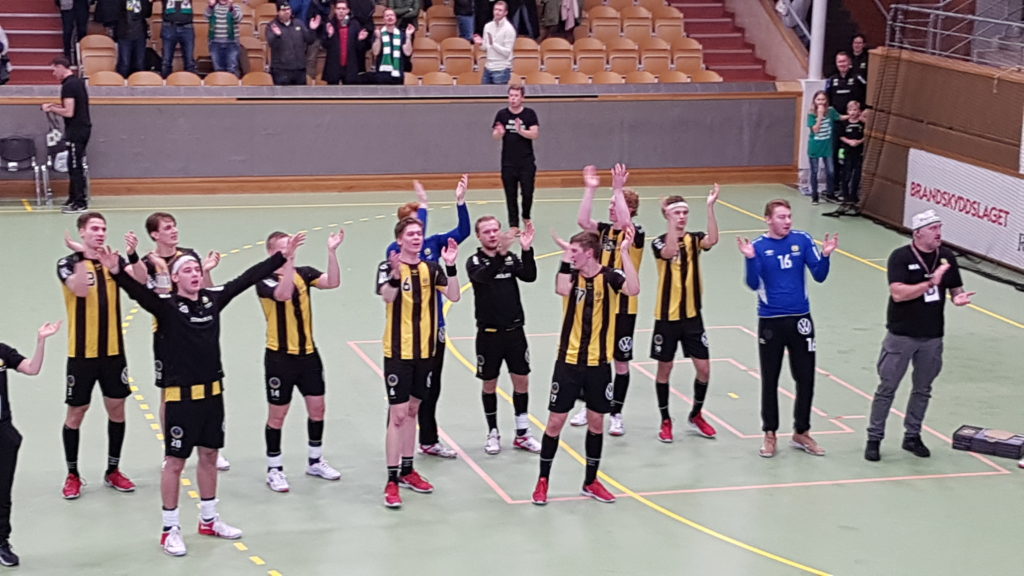 Hammarbys lag tackar sin klack efter matchen